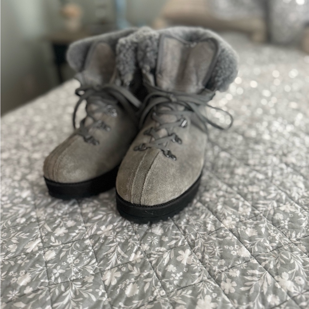 Stylish Gray Suede Boots with Fur Trim
